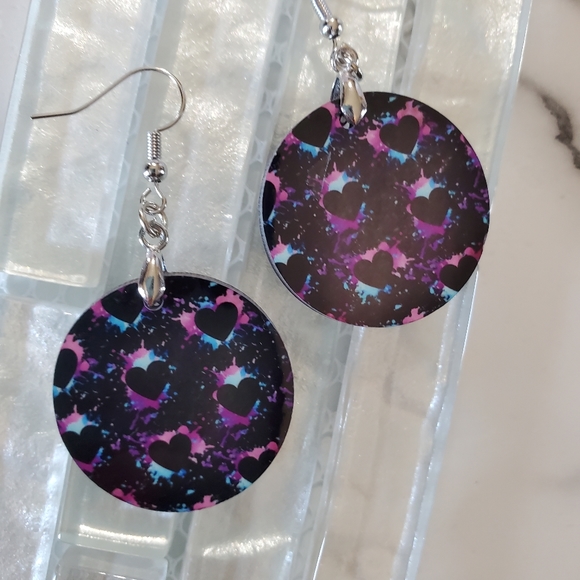 Hearts Circle Earrings - Picture 4 of 7